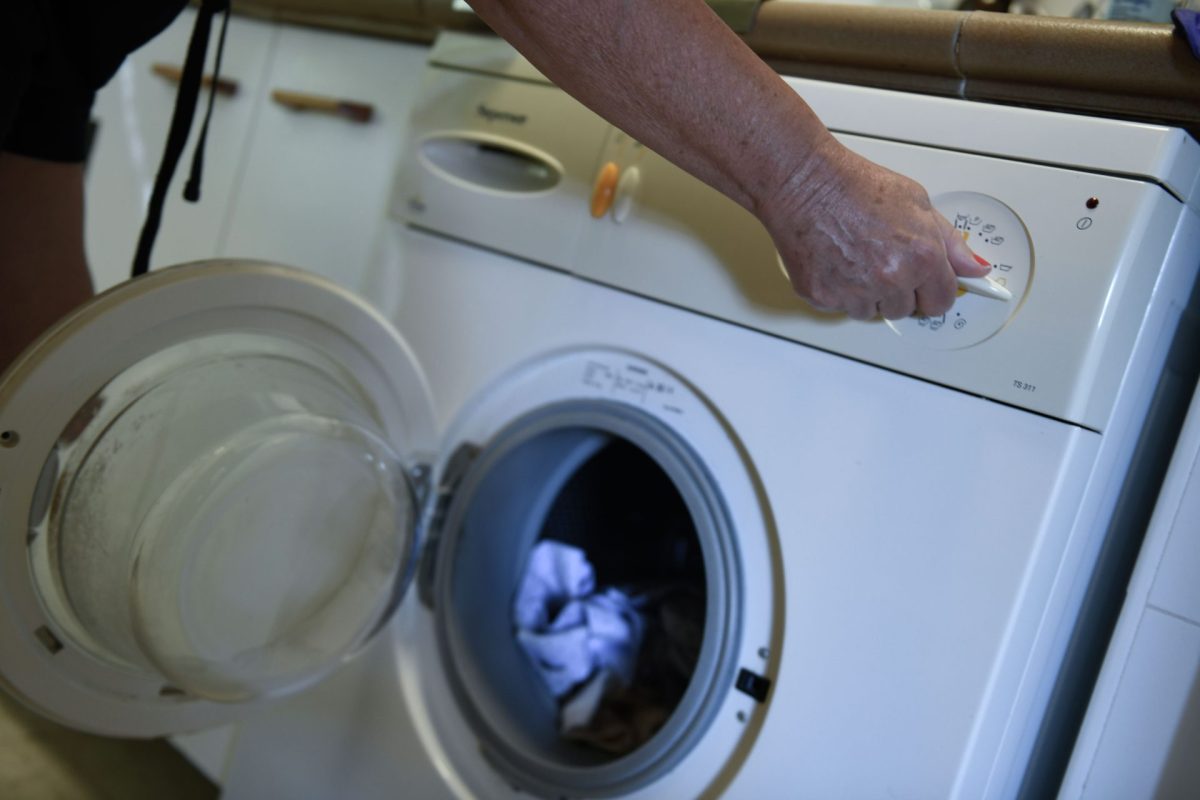 Una persona pone la lavadora en una imagen de archivo. El precio de la electricidad baja mañana