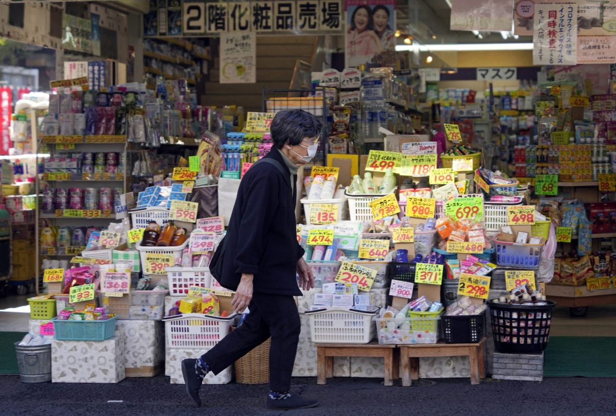 Una mujer pasa por delante de una tienda donde se marcan precios en los productos, hoy en Tokio.