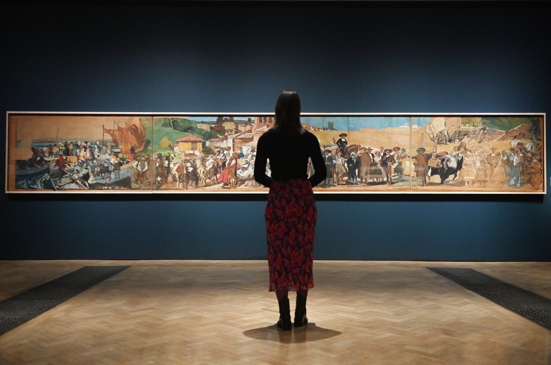 Una galerista observa una de las piezas de la exposición en Londres sobre arte español de la mano de la Hispanic Society.