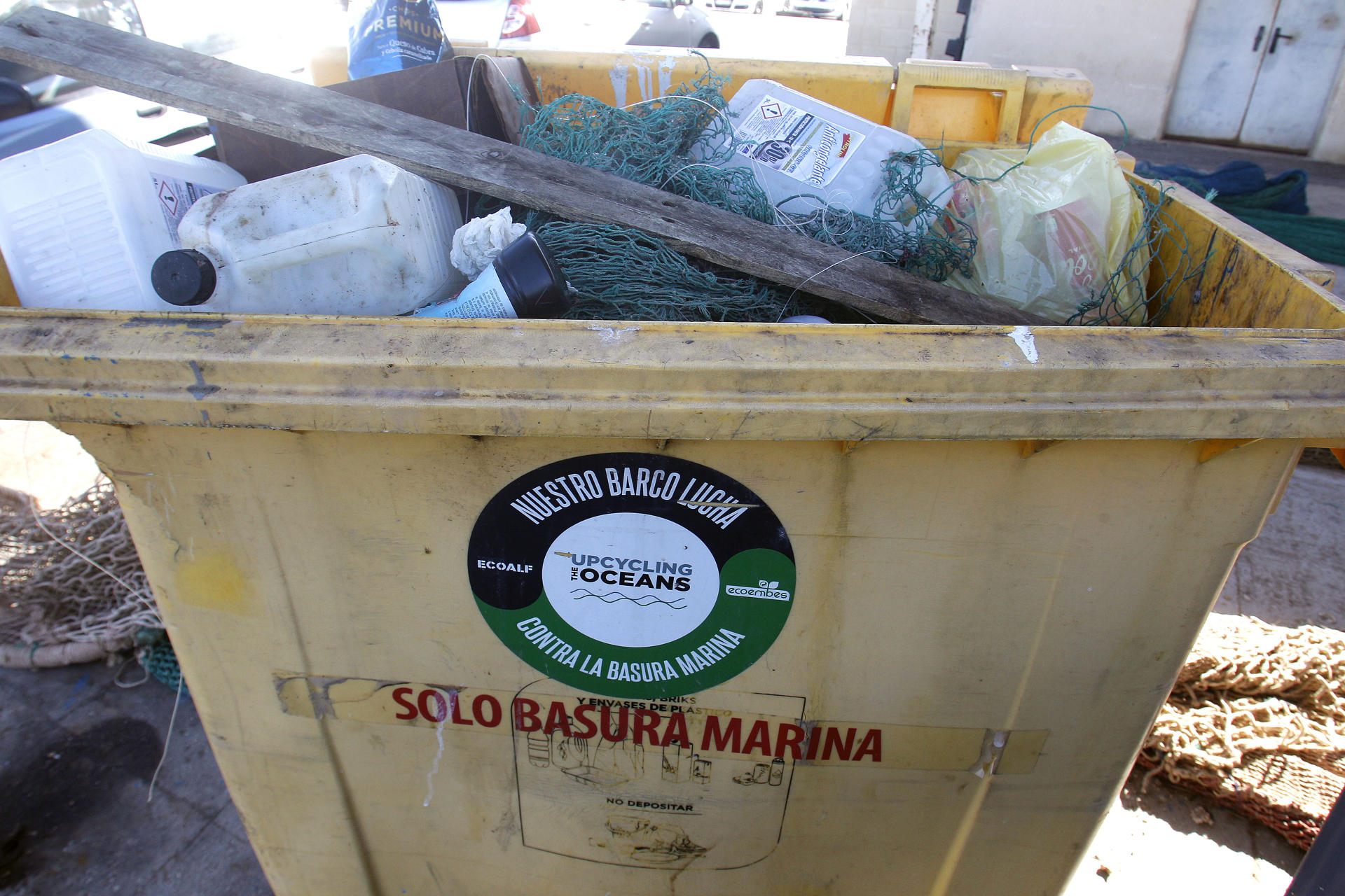 GRAFCVA1019. SANTA POLA (ALICANTE), 29/01/2023.- Contenedores en el puerto de Santa Pola dónde los pescadores que colaboran en el proyecto Upcycling the Oceans depositan los residuos recogidos de los fondos marinos para su posterior reciclado y conversión en materia prima útil para otros sectores.EFE/Morell
