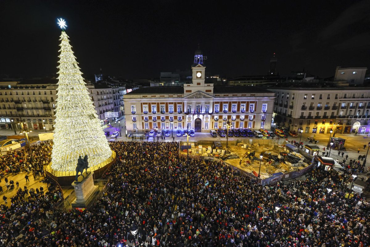 Puerta de Sol de Madrid durante las tradicionales Campanadas de Fin de Año, uno de los puntos de celebración de la Nochevieja en España.