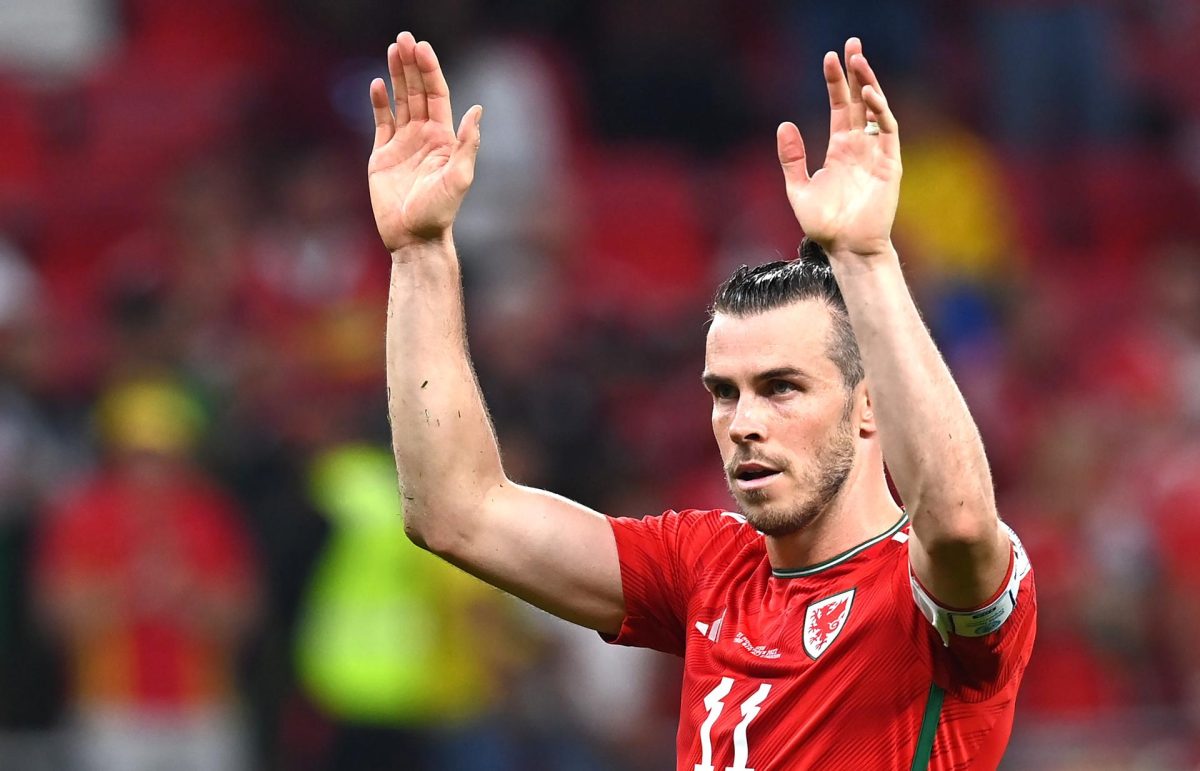El jugador Gareth Bale, que hoy ha anunciado su retirada, saluda a los aficionados tras un partido del Mundial.