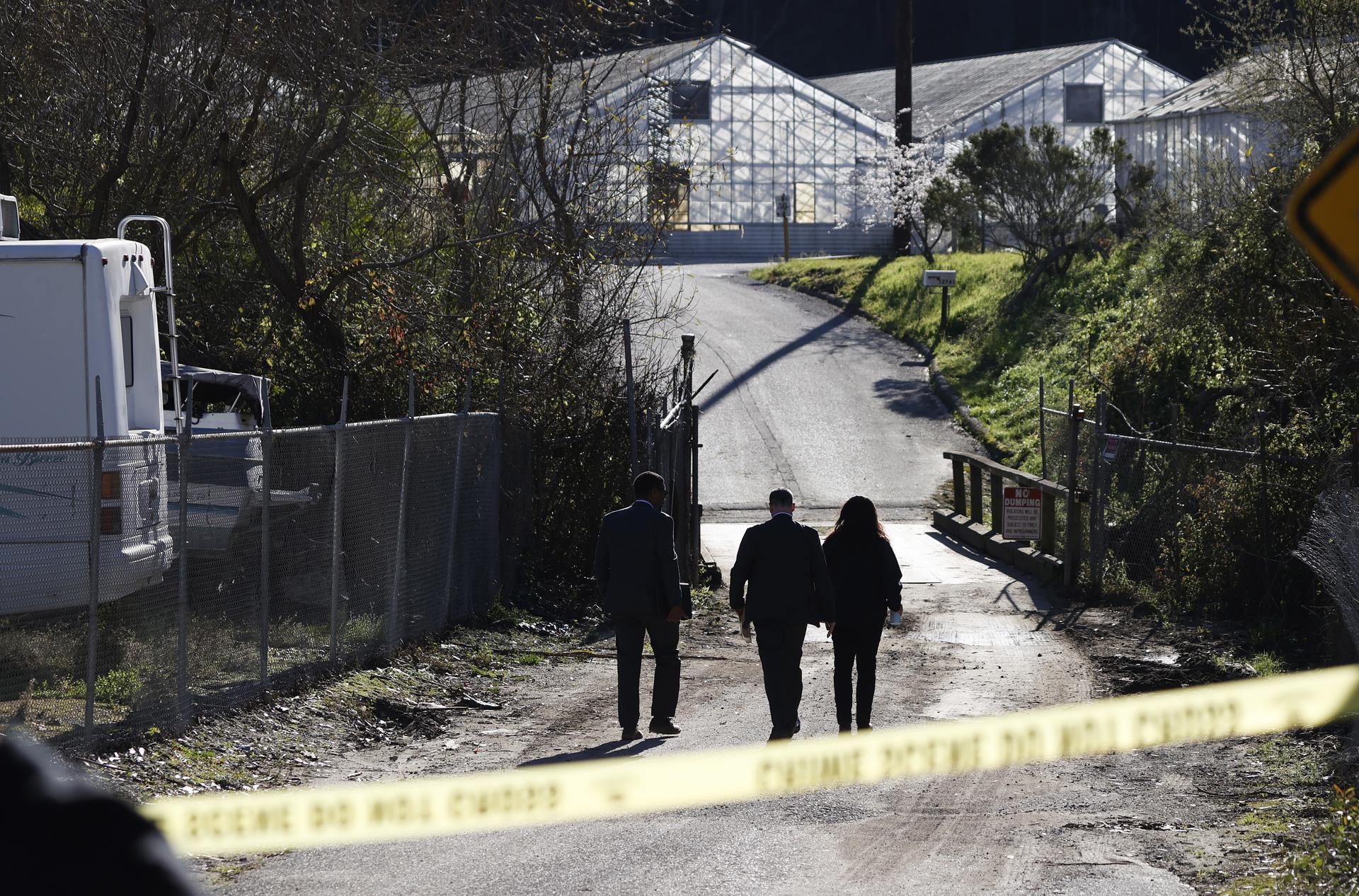 Agentes de la Oficina Federal de Investigaciones (FBI) hacen presencia en una de las dos escenas de tiroteos masivos en granjas en Half Moon Bay, California (EE.UU.), este 24 de enero de 2023. EFE/EPA/John G. Mabanglo
