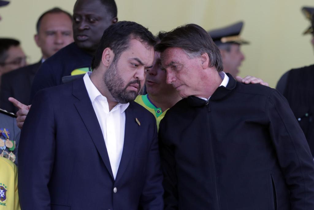 El expresidente de Brasil Jair Bolsonaro (d), conversa con el gobernador del Estado de Río de Janeiro, Claudio Castro (i), en una fotografía de archivo. EFE/André Coelho
