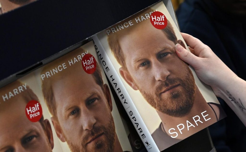 El nuevo libro de memorias del príncipe Enrique, 'SPARE', se exhibe en una librería de Londres, Reino Unido