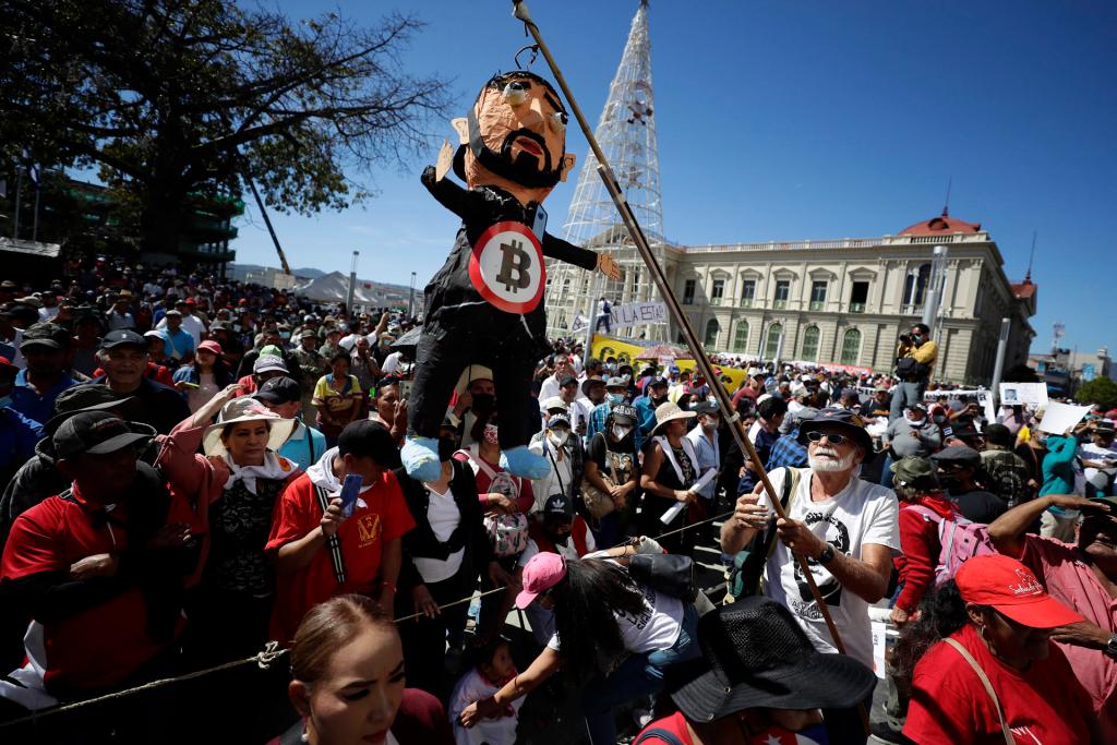 Un excombatiente guerrillero sostiene un muñeco alusivo al presidente salvadoreño, Nayib Bukele, hoy, en la plaza Gerardo Barrios, en San Salvador (El Salvador). EFE/Rodrigo Sura
