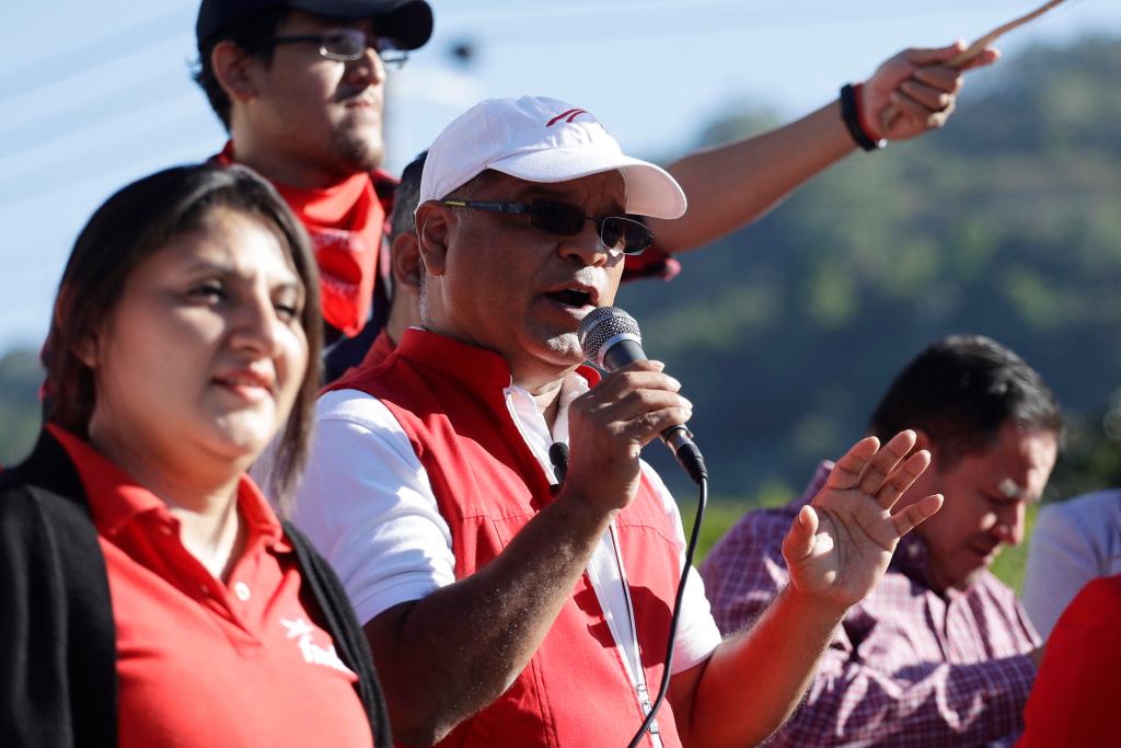Óscar Ortiz, secretario general del partido de izquierda Frente Farabundo Martí para la Liberación Nacional (FMLN), habla durante la conmemoración que simpatizante y militantes realizaron por el 31 aniversario de la firma de los Acuerdos de Paz, hoy, en San Salvador (El Salvador). EFE/Rodrigo Sura
