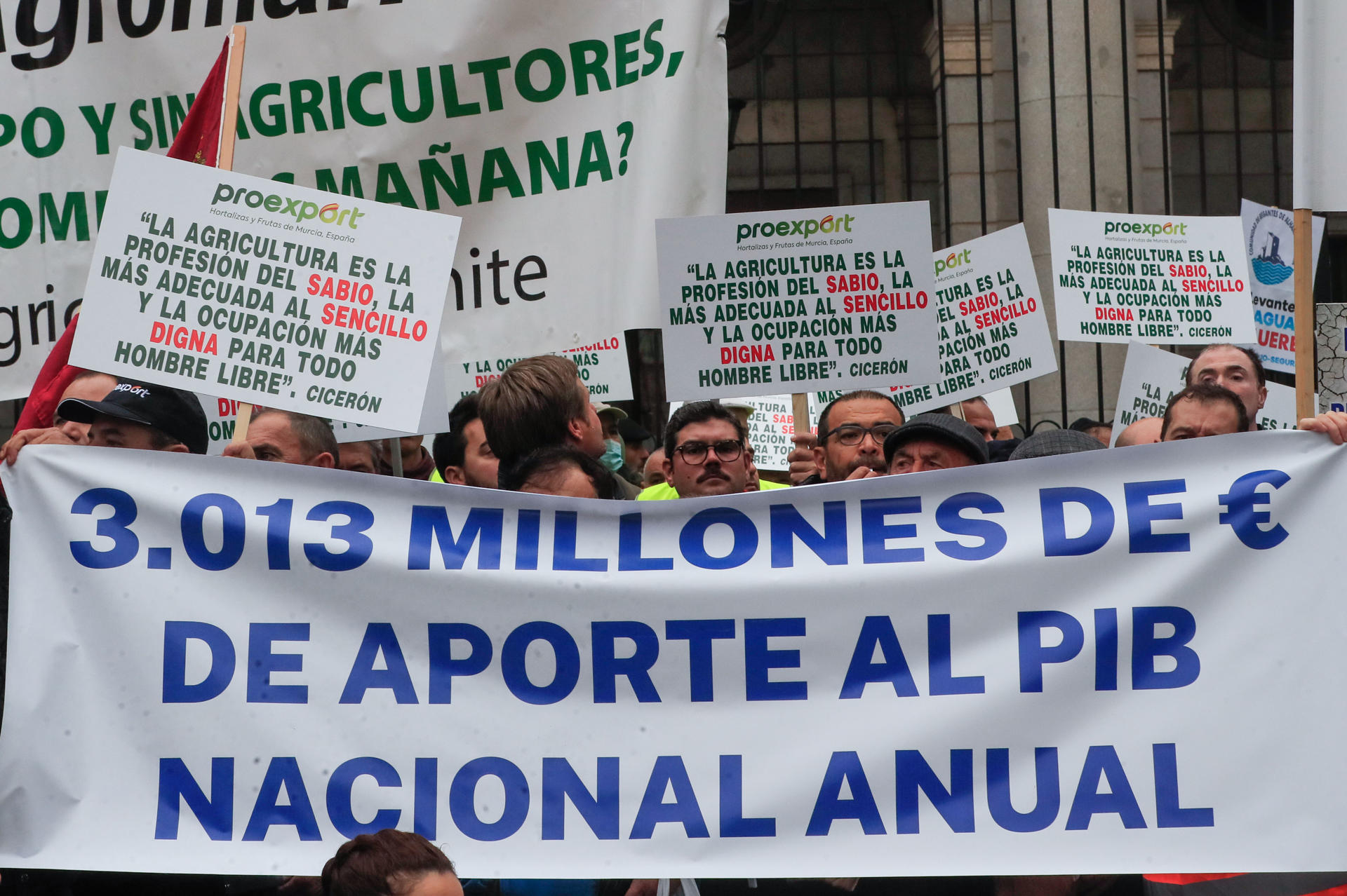 Un momento de la concentración de regantes y agricultores de Alicante, Murcia y Almería. EFE/ Fernando Alvarado