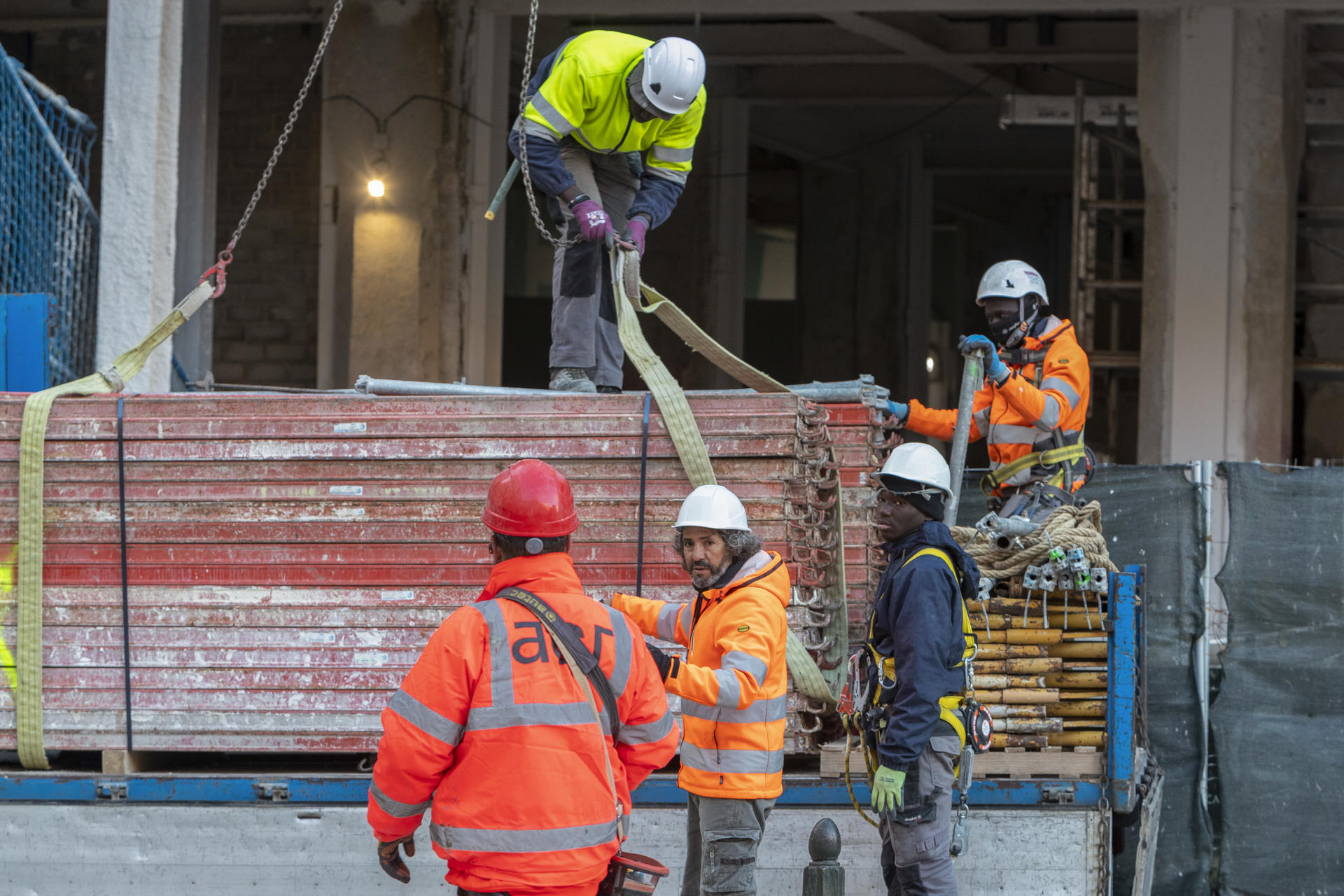 En la imagen, de este jueves, varios trabajadores en una obra en marcha. EFE/Javier Belver