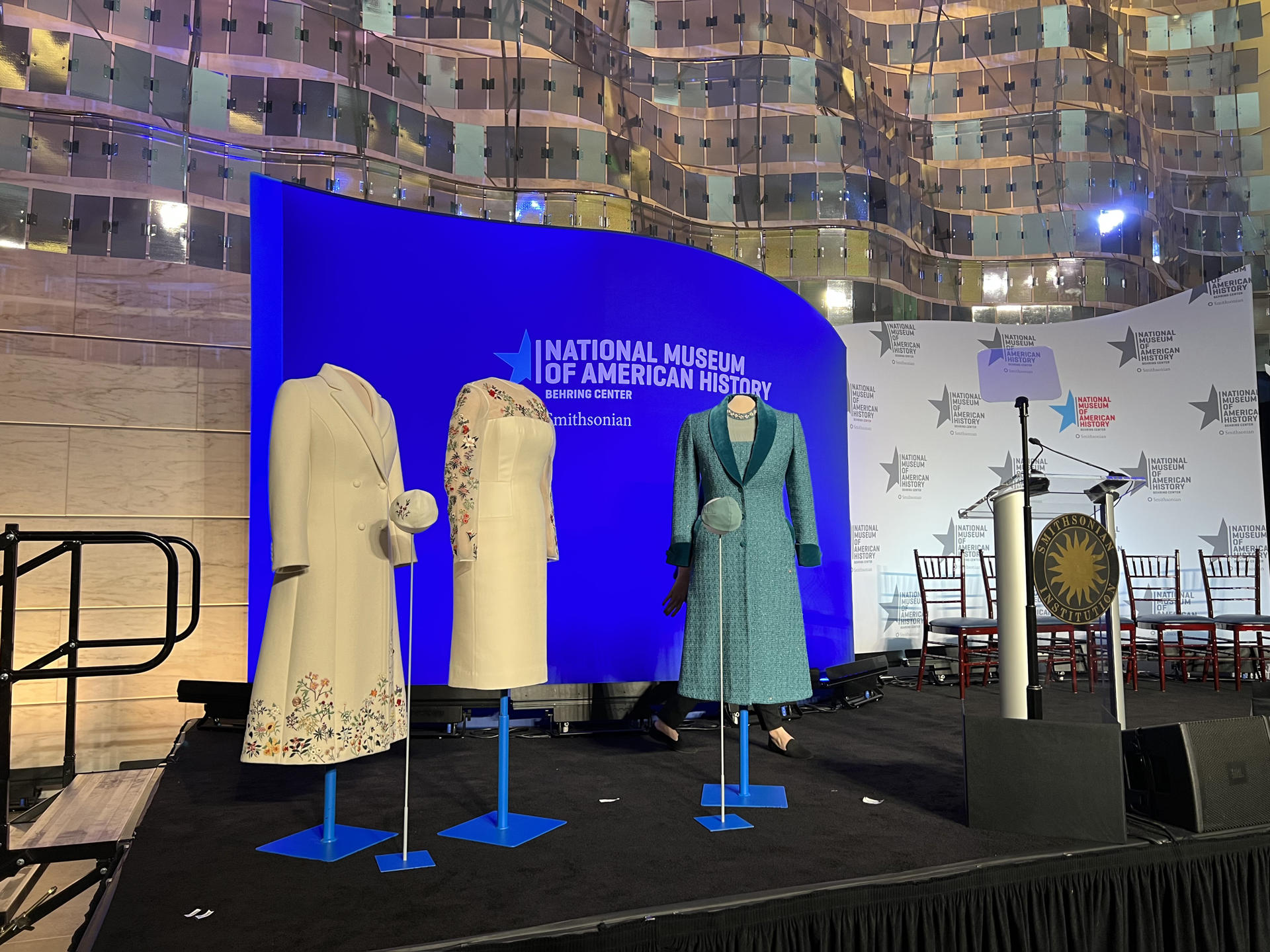 Fotografía de los dos vestidos que la primera dama de Estados Unidos, Jill Biden, llevó el día de la investidura presidencial en 2021, desplegados después de su donación al Museo Nacional de Historia Estadounidense de la institución Smithsonian en Washington (EE.UU.). EFE/ Sara Soteras