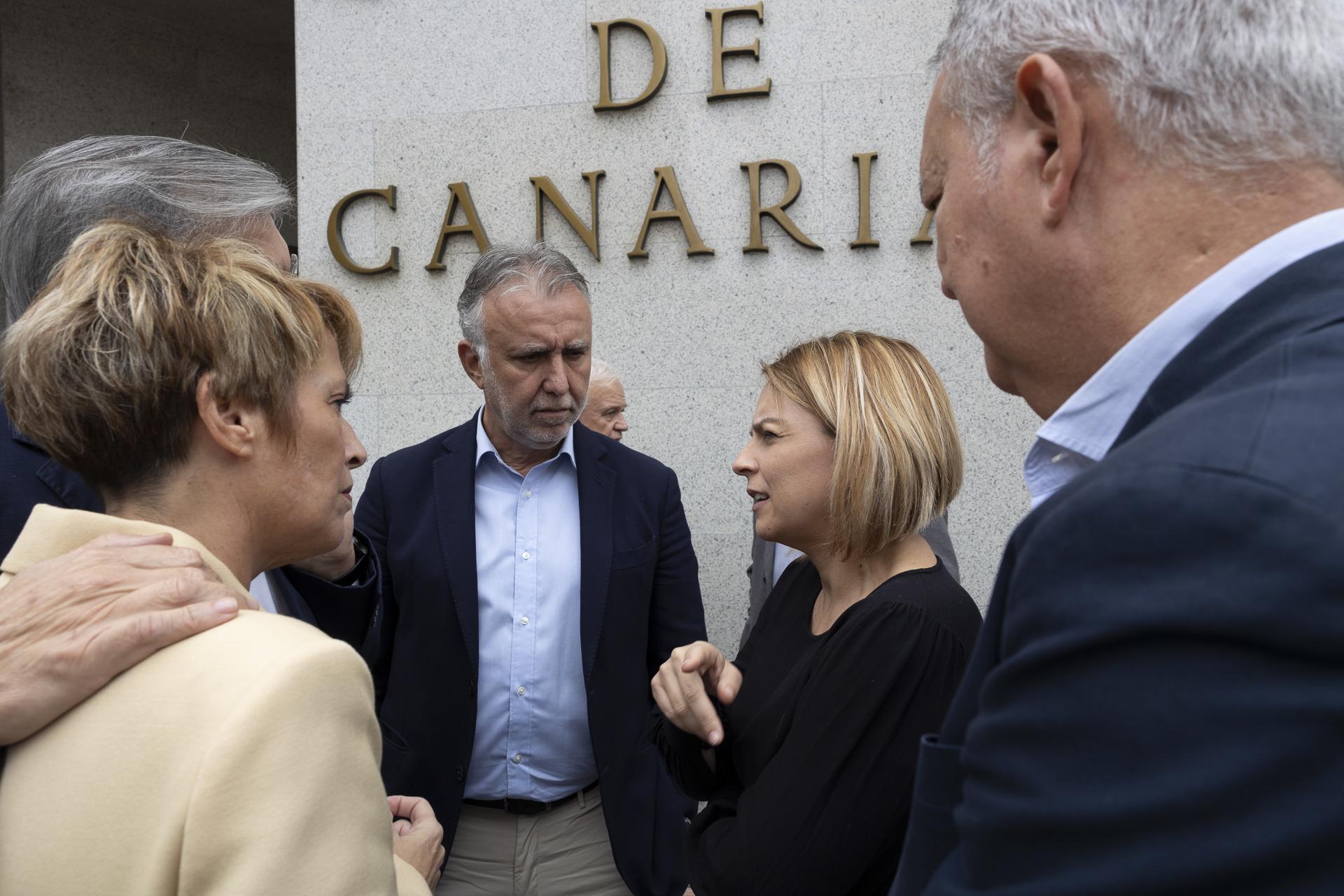 El presidente de Canarias, Ángel Víctor Torres, junto a varios representantes del Gobierno canario, participan en la concentración de repulsa por el asesinato machista de una mujer en Adeje (Tenerife). EFE/ Quique Curbelo