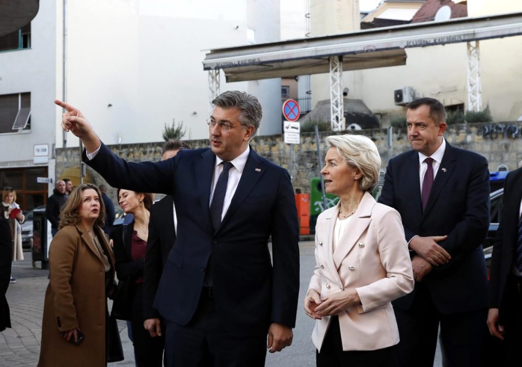 El primer ministro croata, Andrej Plenkovic conversa con la presidenta de la Comisión Europea, Ursula von der Leyen durante su visita en Zagreb, Croacia