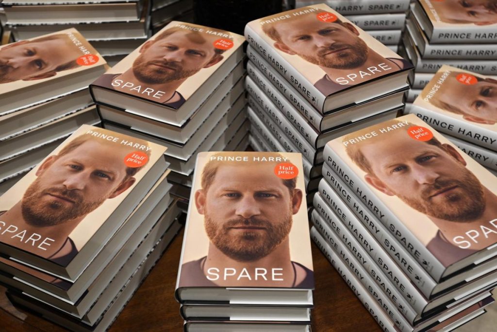 El nuevo libro de memorias del príncipe Enrique, 'SPARE', se exhibe en una librería de Londres, Reino Unido