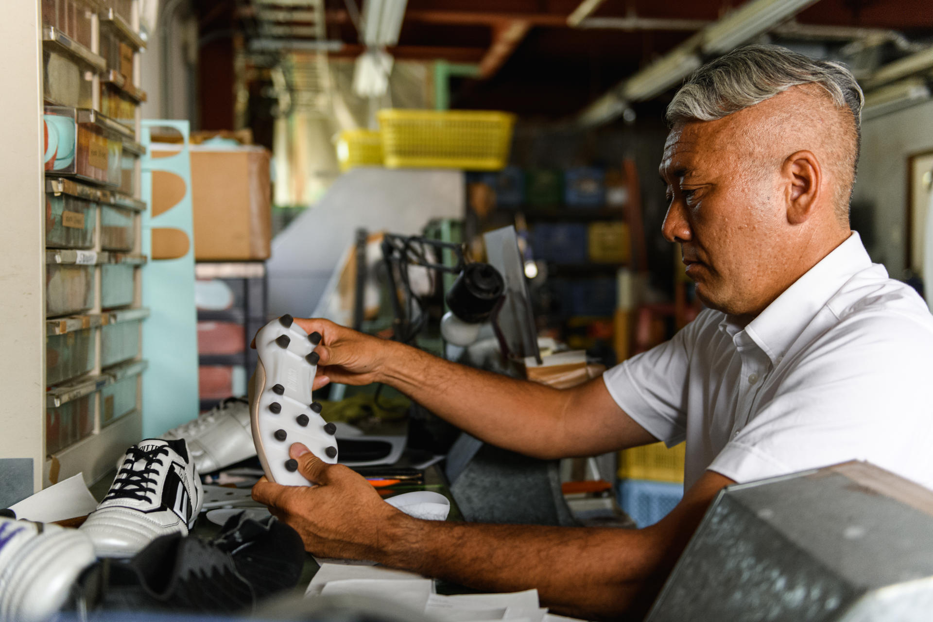 Shimpei Inoue, el artesano japonés que diseña la suela de las botas de Andres Iniesta. EFE/Capitten