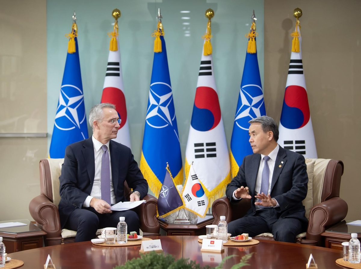Imagen del secretario general de la OTAN, Jens Stoltenberg, (izq), con el el ministro de Defensa de Corea del Sur, Lee Jong-sup (dch), este lunes en Seúl