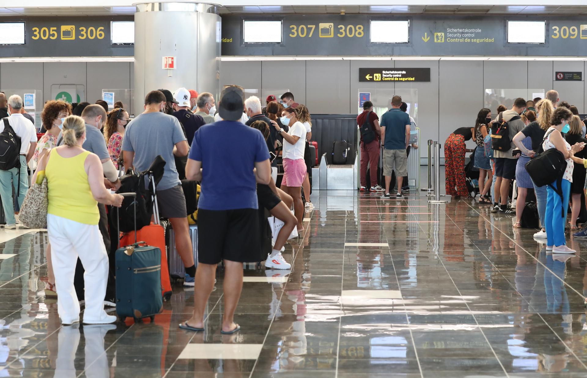 Foto de archivo de la terminal de vuelos internacionales del aeropuerto de Gran Canaria. EFE/ Elvira Urquijo A.