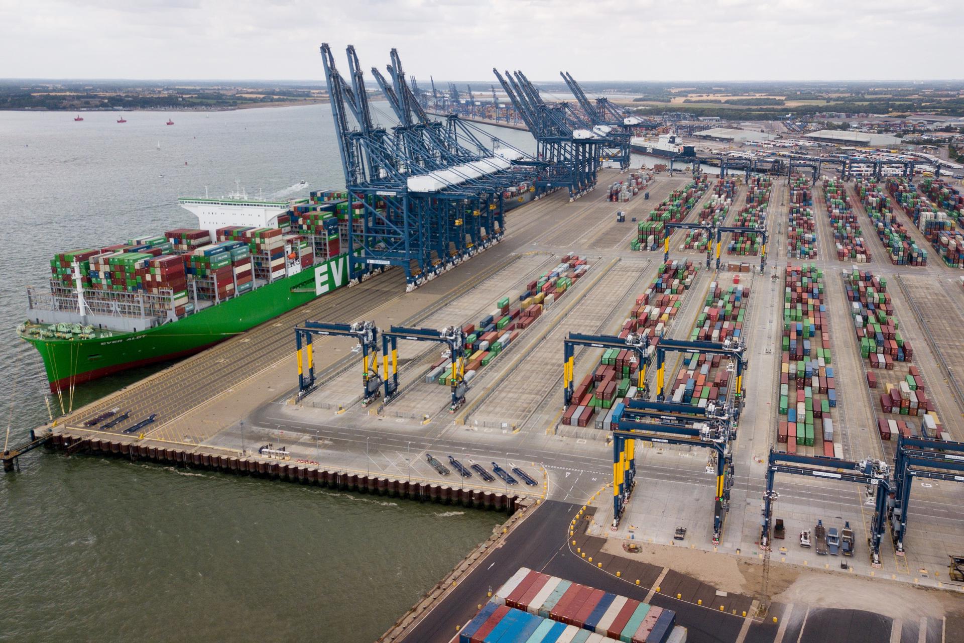Vista del puerto comercial de Felixstowe, en Reino Unido, en una fotografía de archivo. EFE/Tolga Akmen