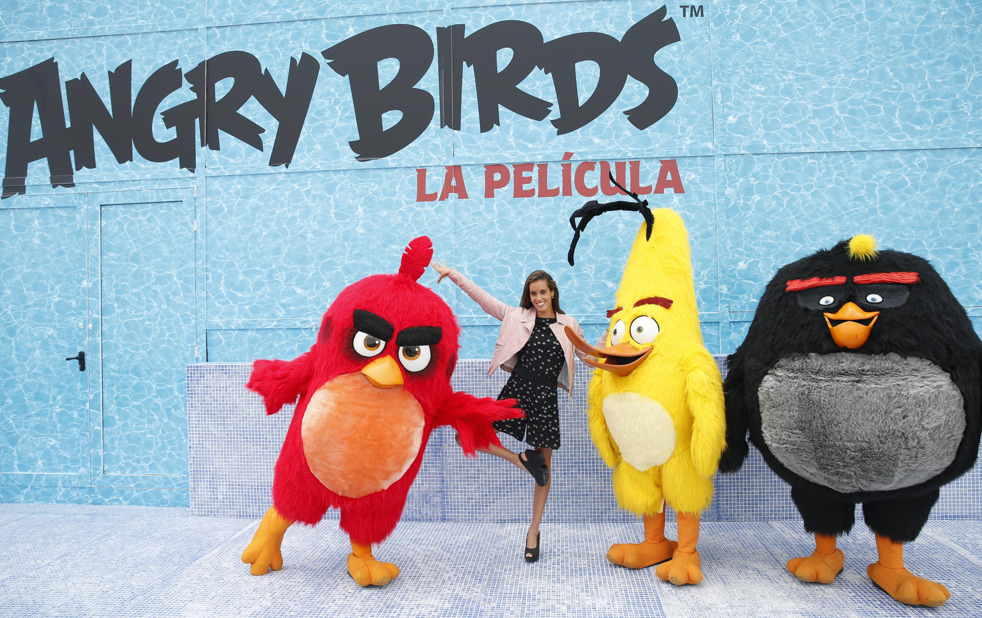 GRA364. MADRID, 29/04/2016.- La nadadora de sincronizada Ona Carbonell posa con varios de los pájaros de 'Angry Birds', durante la presentación de la película, hoy en la azotea de la Torre Picasso en Madrid. EFE/Ballesteros