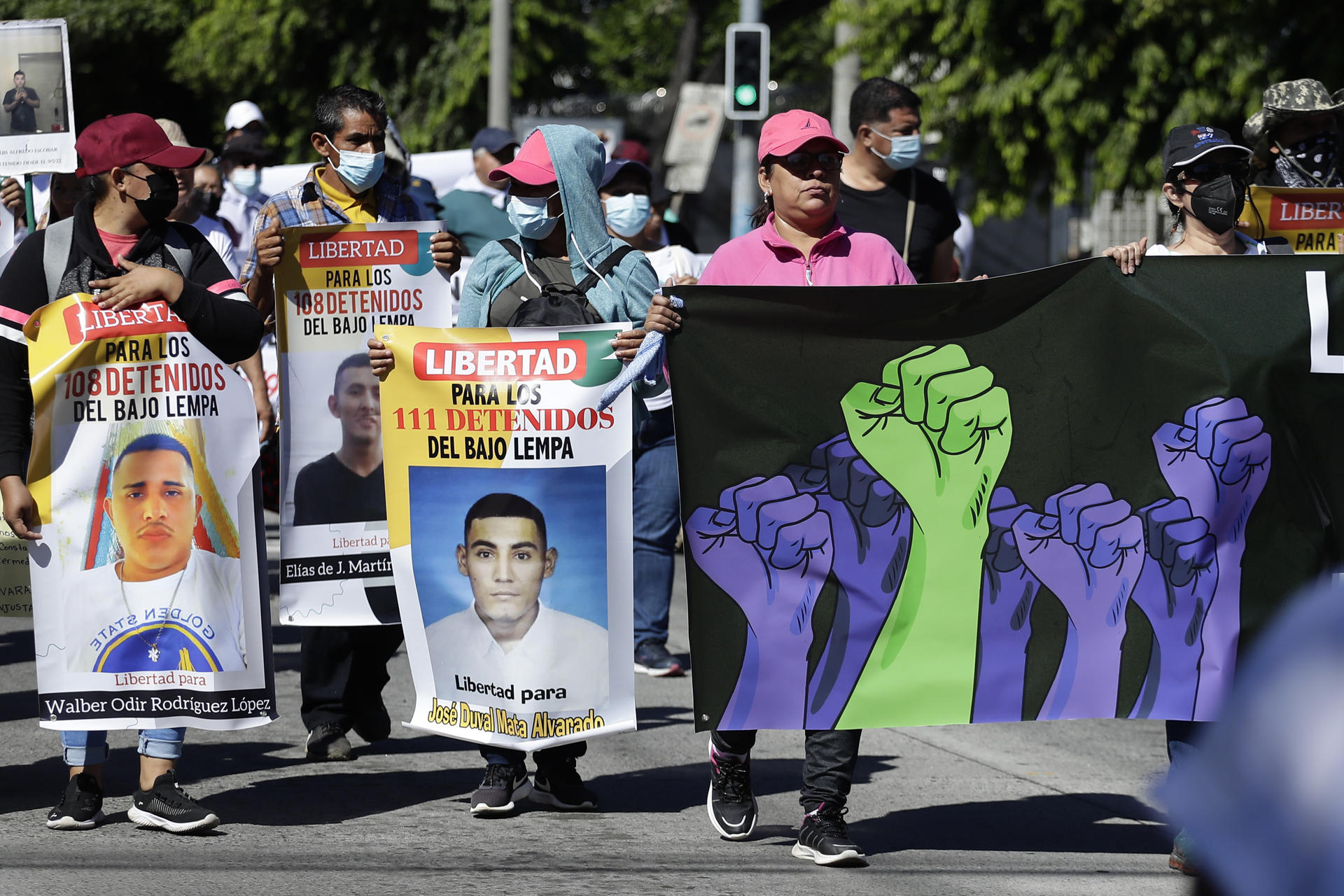 Salvadoreños marchan con motivo de un nuevo aniversario de la firma de los Acuerdos de Paz hoy, en la plaza Gerardo Barrios, en San Salvador (El Salvador). EFE/Rodrigo Sura