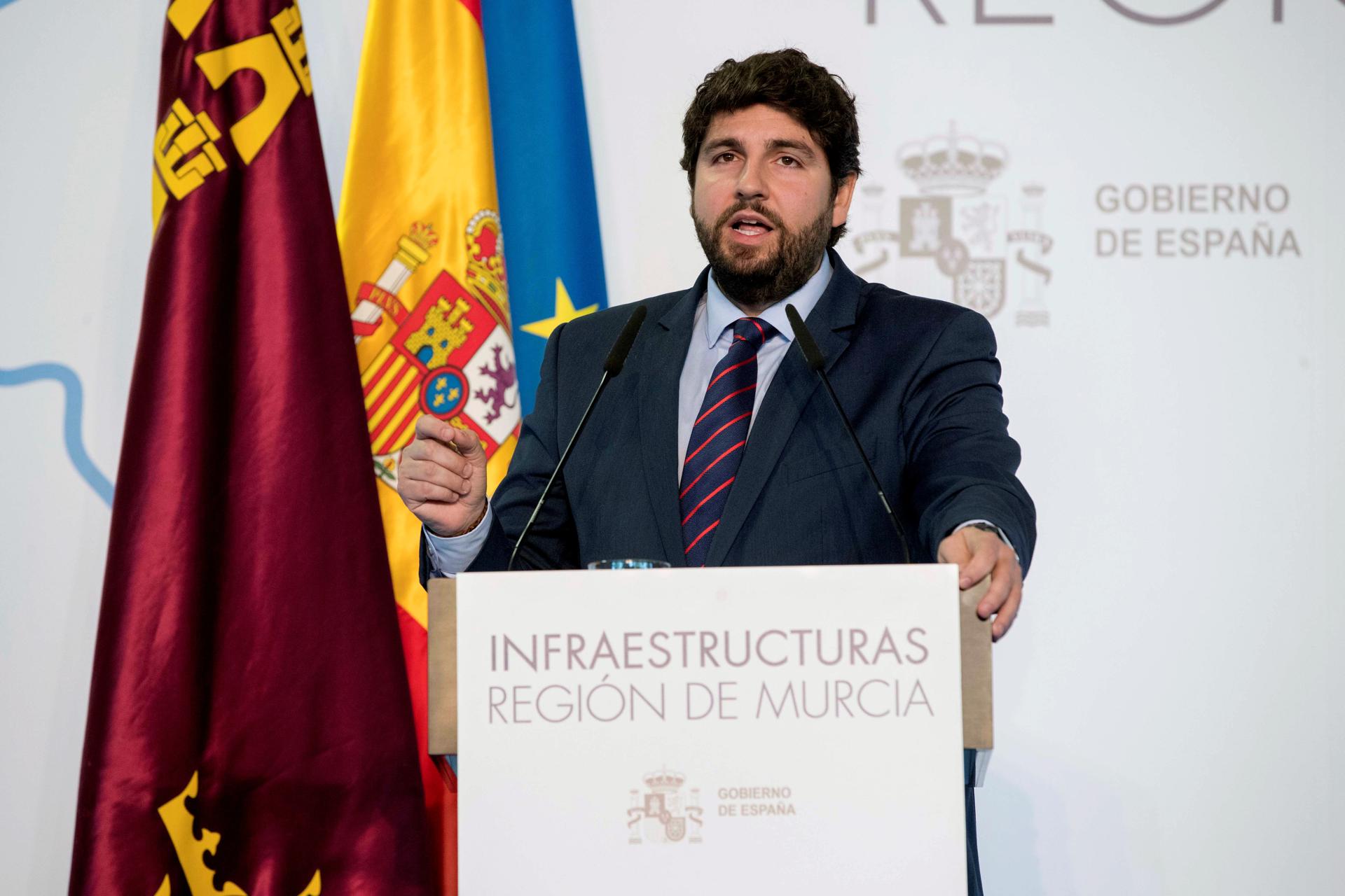 El presidente del Gobierno de Murcia, Fernando López Miras, durante su intervención en el Foro sobre infraestructuras en 2017. EFE/Marcial Guillén