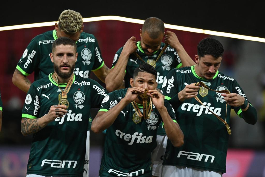 Jugadores de Palmeiras celebran con sus medallas al ganar hoy, la Supercopa de Brasil 2023 ante Flamengo en el estadio Mane Garrincha, en Brasilia (Brasil). EFE/André Borges
