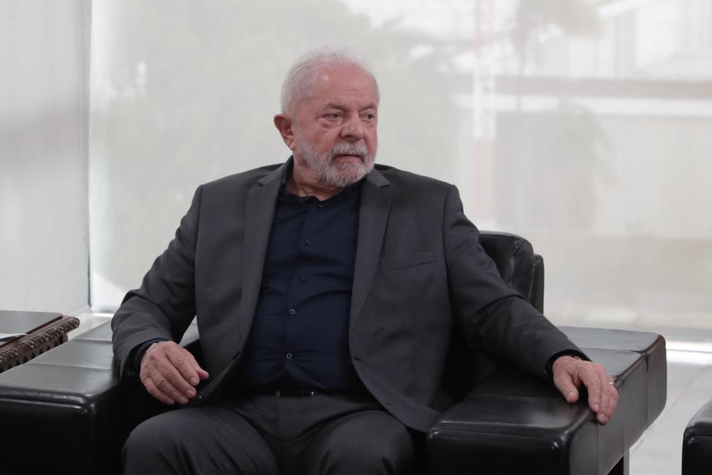 El presidente de Brasil, Luiz Inácio Lula da Silva, preside hoy una reunión con ministros de su Gabinete y miembros del Supremo Tribunal Federal, con motivo de la toma de manifestantes bolsonaristas radicales en la víspera a la Plaza de los Tres Poderes para invadir los edificios gubernamentales, en Brasilia (Brasil). EFE/André Coelho
