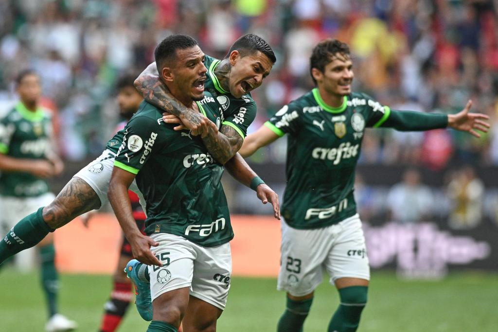 Gabriel Menino (i) de Palmeiras celebra un gol hoy, en la final de la Supercopa de Brasil entre Palmeiras y Flamengo en el estadio Mane Garrincha, en Brasilia (Brasil). EFE/André Borges
