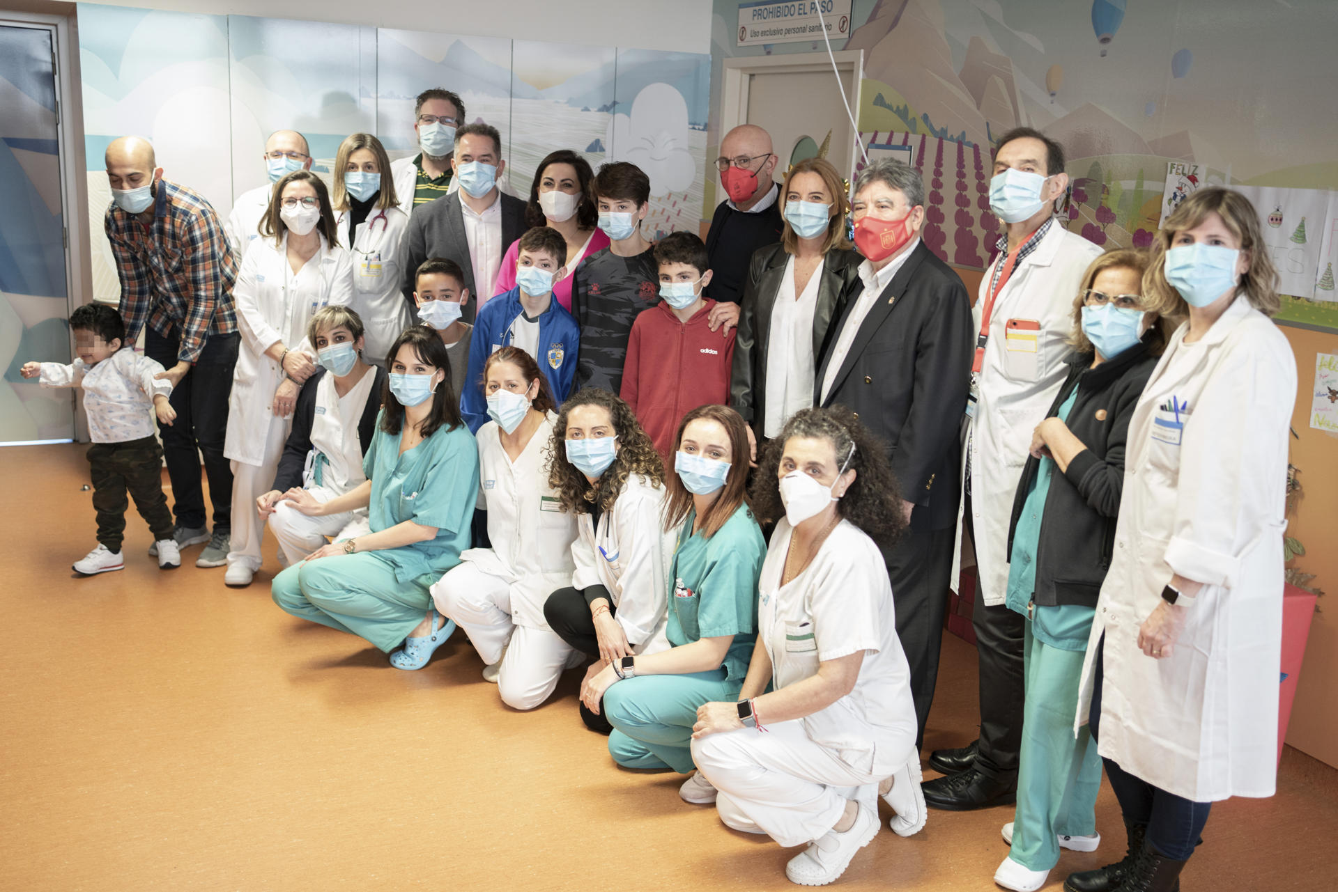 La presidenta del Gobierno de La Rioja, Concha Andreu, y el seleccionador nacional de fútbol, Luis de la Fuente, visitan a los niños y niñas hospitalizados en el Hospital San Pedro de Logroño. EFE/ Gobierno De La Rioja