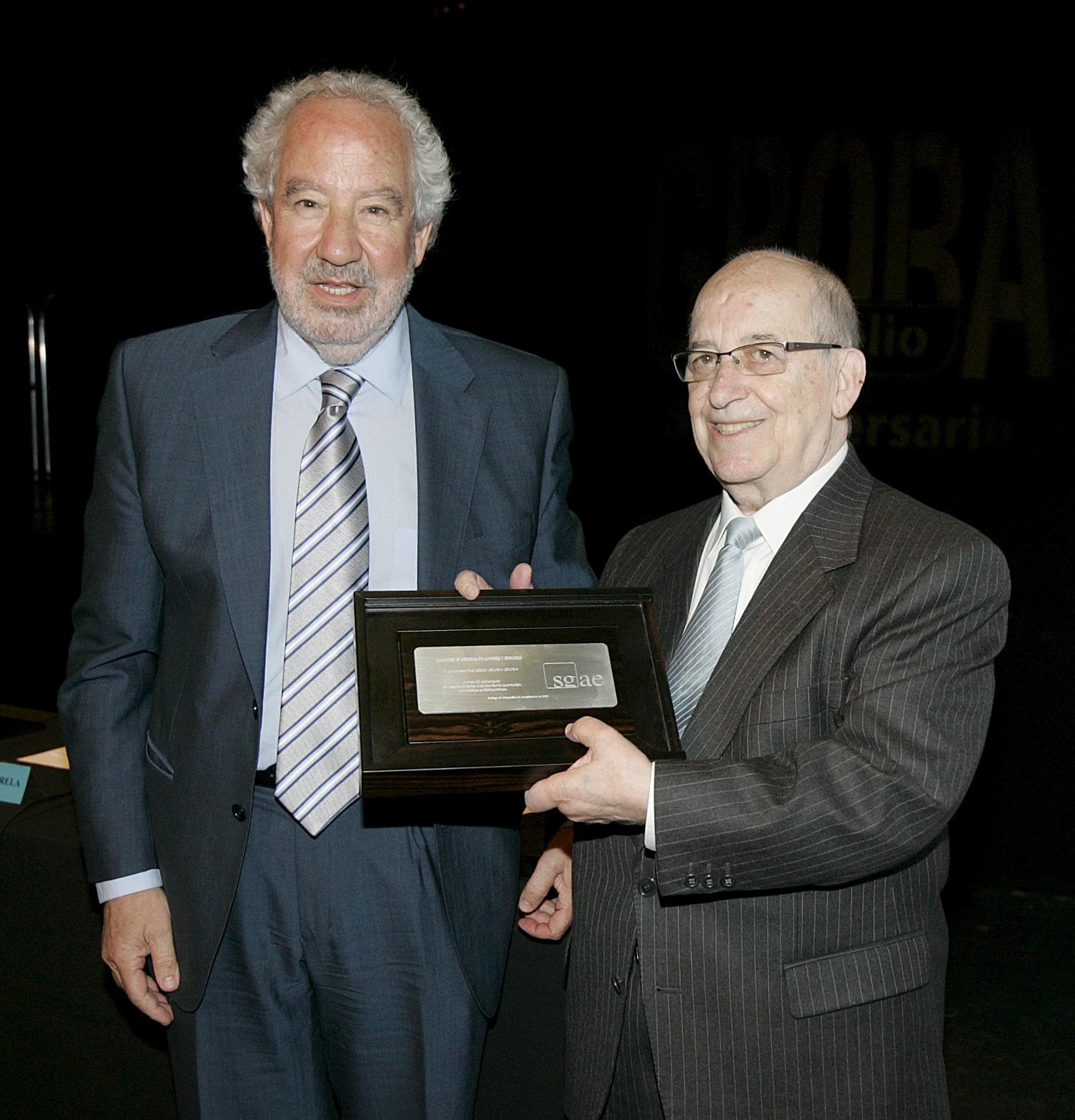 Imagen de archivo del maestro Rogelio Groba (d) durante un homenaje que la SGAE y la Fundación Autor le hicieron en Santiago de Compostela. EFE/Xoan Rey.