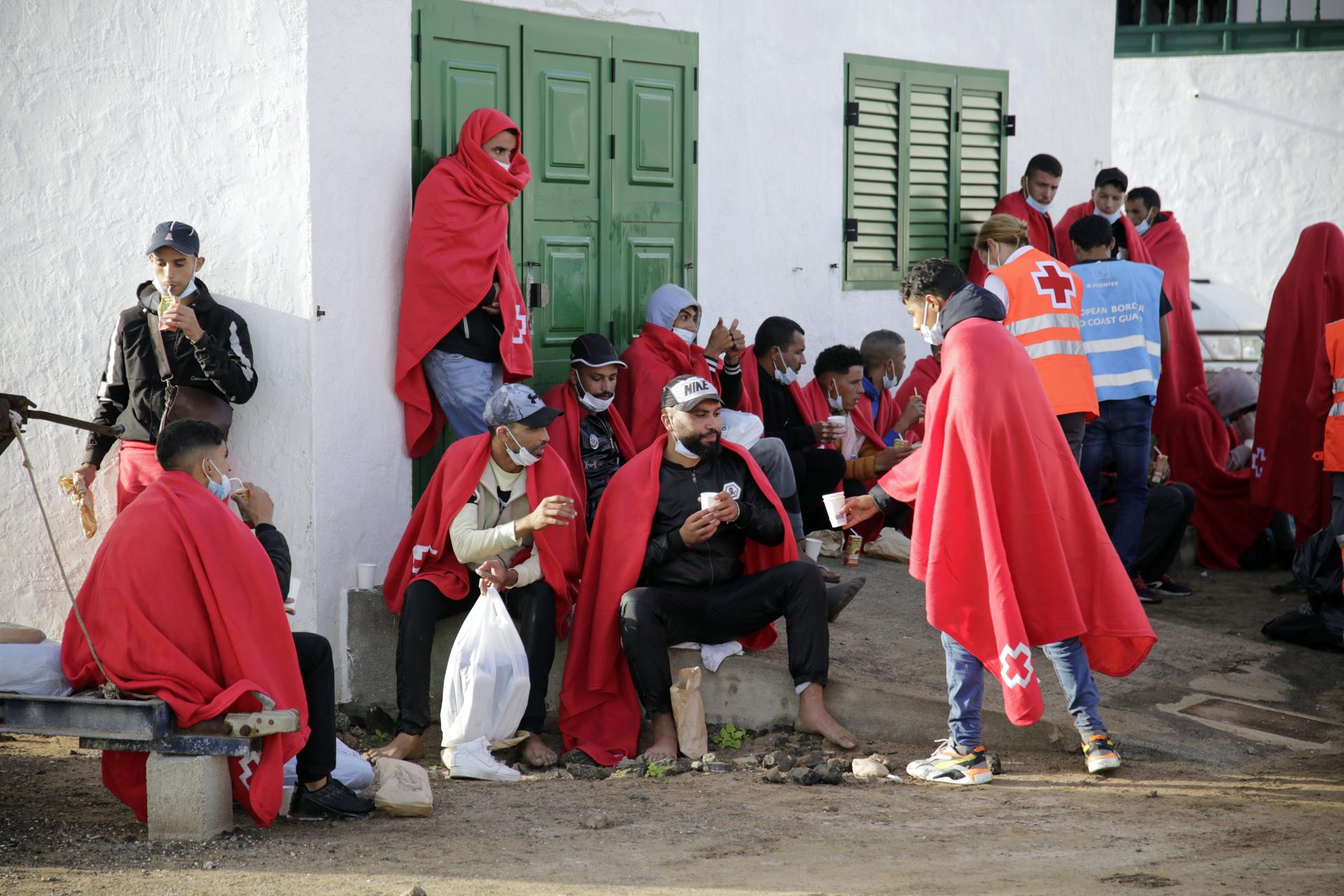 Foto de archivo de 23 personas de origen magrebí llegadas a la playa de Famara (Lanzarote) el 21 de octubre de 2022. EFE/ Adriel Perdomo
