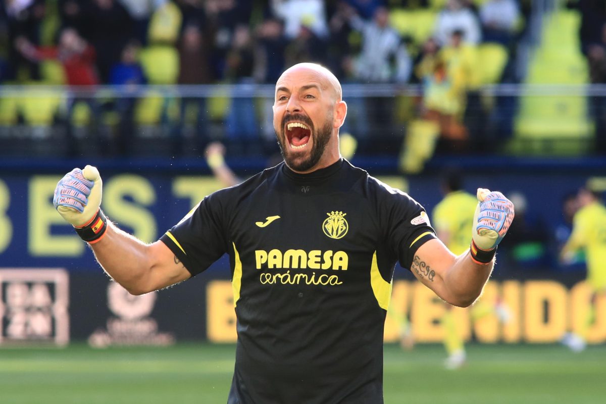 El portero del Villarreal Pepe Reina, uno de los más longevos de LaLiga, celebra una victoria del equipo