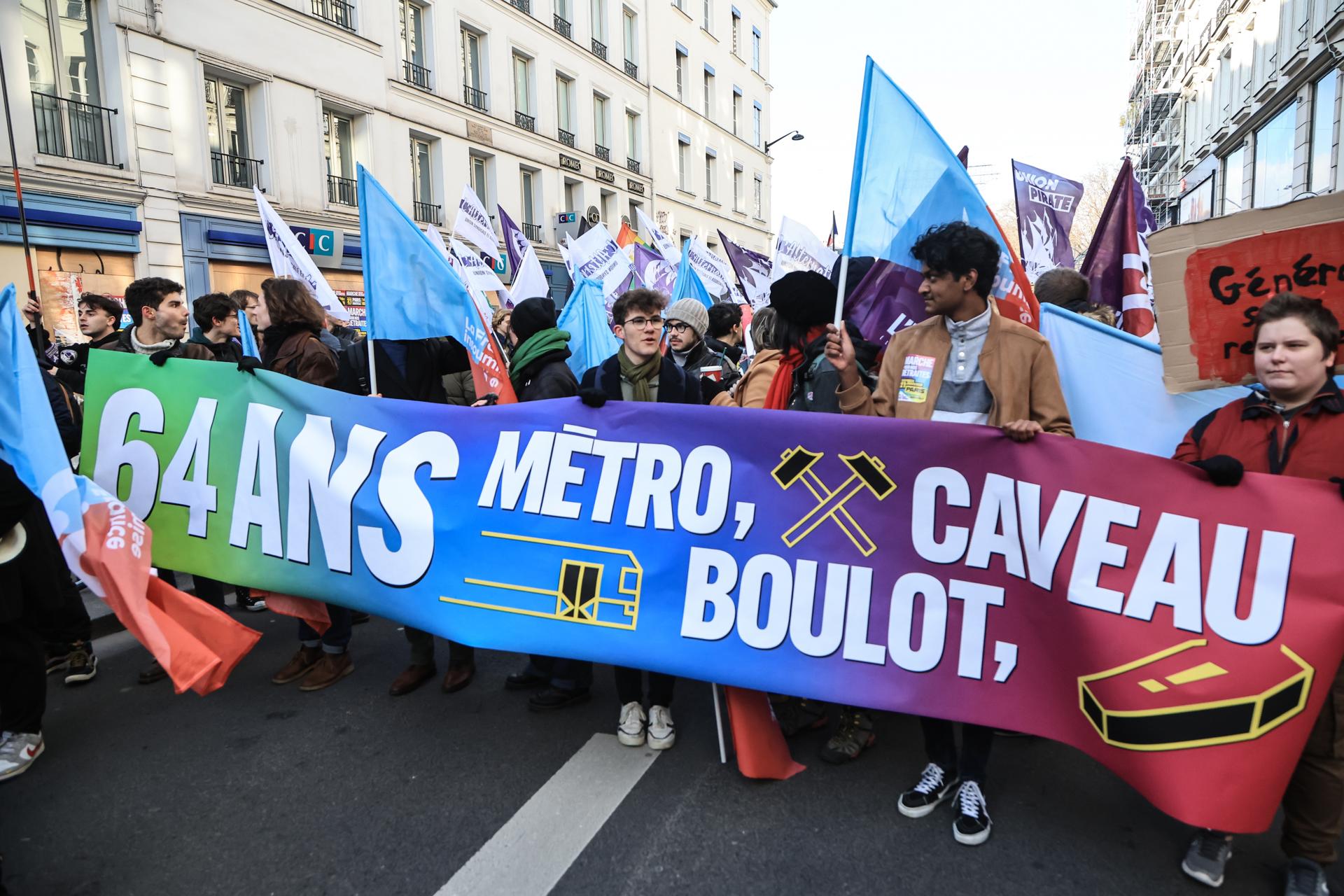 Manifestantes marchan por las calles de París contra la reforma de las pensiones en Francia. EFE/EPA/Christophe Petit Tesson