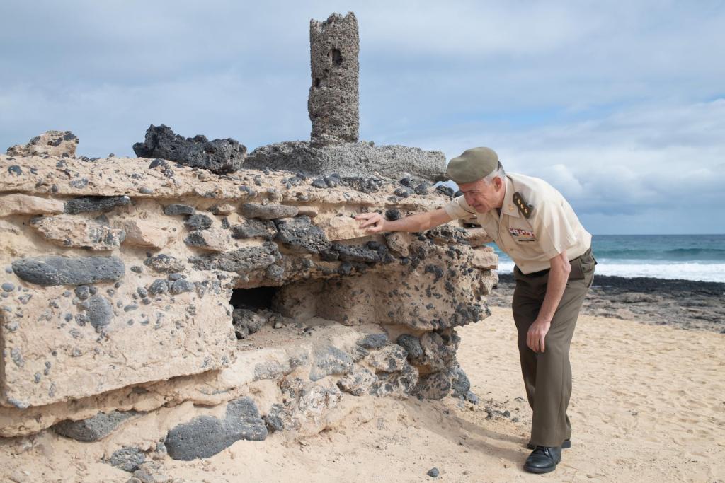 El coronel José Romero Serrano posa en Corralejo junto a uno de los nidos de ametralladora construidos en la costa de Fuerteventura en tiempos de la II Guerra Mundial. EFE/Carlos de Saá

