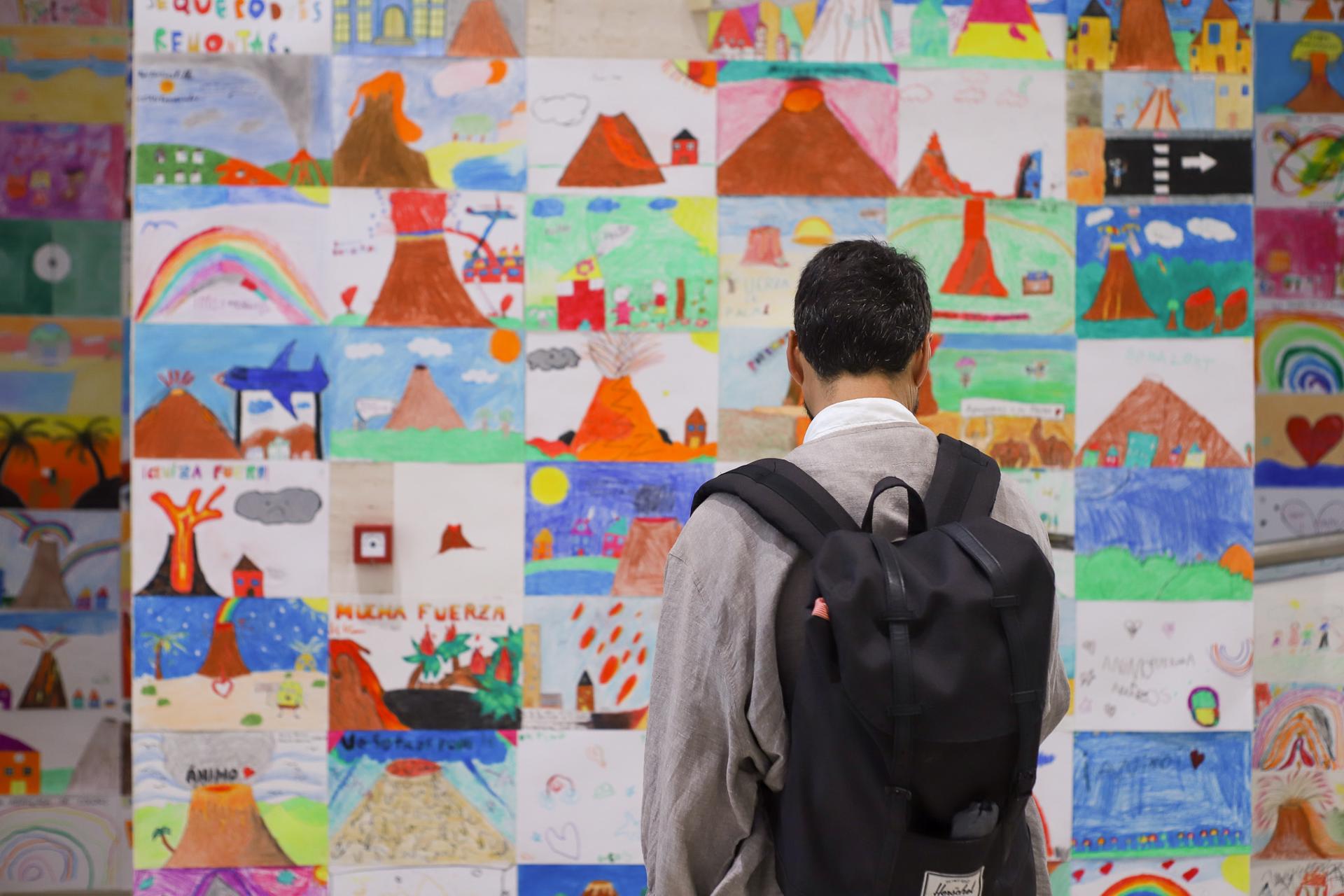 Exposición Volcados con La Palma, que reúne más de un millar de dibujos realizados por escolares de entre 3 y 14 años. EFE/Luis G. Morera