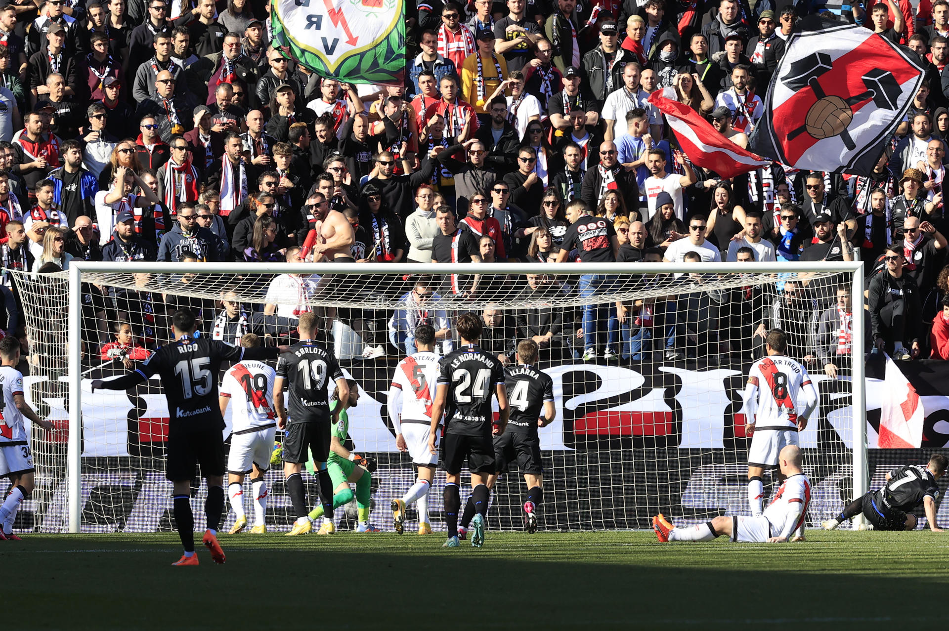 El delantero de la Real Sociedad Ander Barrenetxea (d) marca el segundo gol para su equipo durante el partido de jornada 18 de LaLiga disputado este sábado en el Estadio de Vallecas. EFE/Zipi