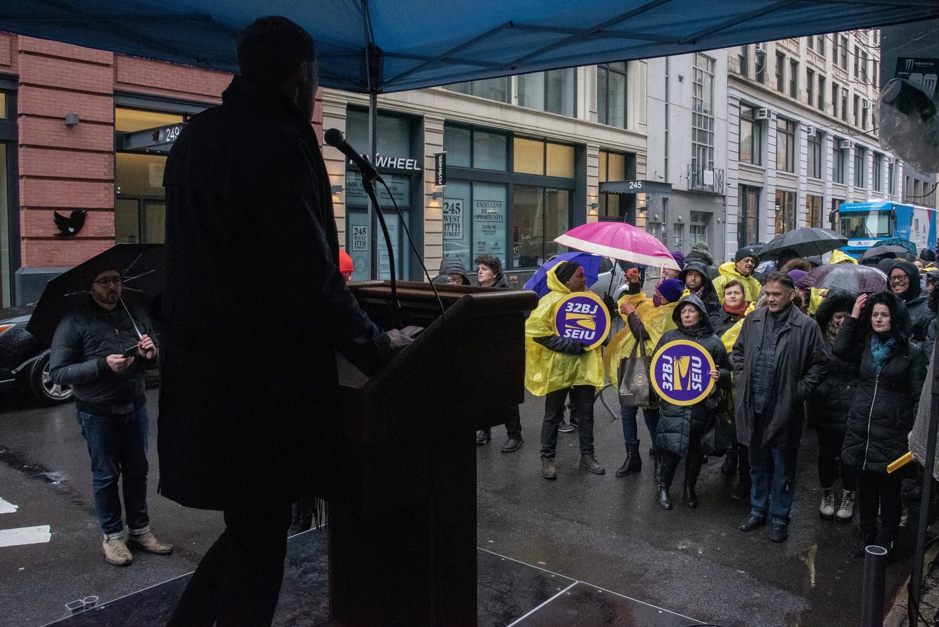 Antiguas trabajadoras de la limpieza de Twitter, miembros del sindicato 32BJ,  se manifiestan frente a las oficinas de Twitter en Nueva York, este 25 de enero de 2022. EFE/EPA/Sarah Yenesel