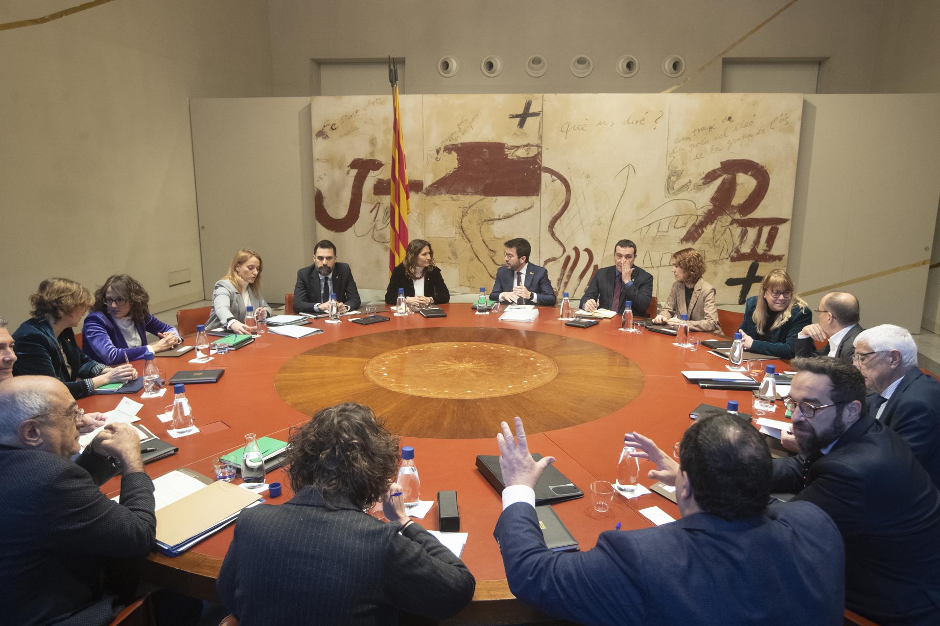 El presidente de la Generalitat, Pere Aragonès (c), encabeza la reunión semanal del Govern, celebrada este martes en plenas negociaciones con PSC y JxCat para intentar recabar su apoyo a los presupuestos y a la espera de la cumbre hispano-francesa de la próxima semana.