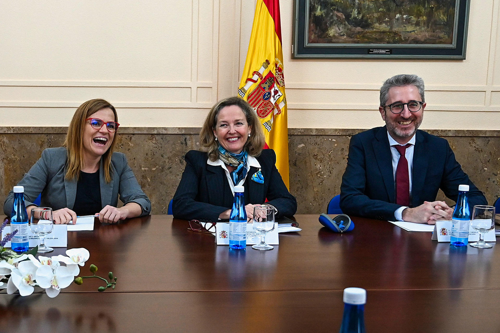 La vicepresidenta segunda del Gobierno Nadia Calviño, acompañada del conseller de Hacienda Arcadi España (d), se ha reunido hoy con representantes del clùster azulejero de Castellón. EFE/Doménech Castelló