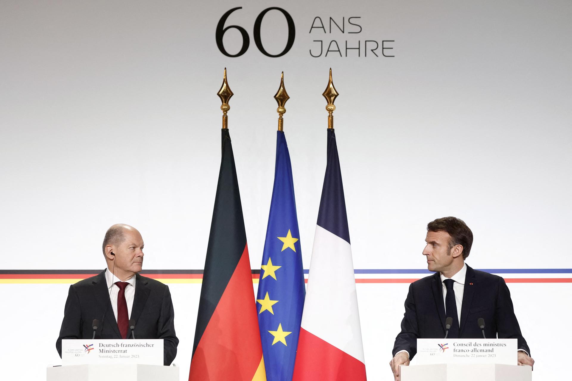 El presidente francés, Emmanuel Macron (R), y el canciller alemán, Olaf Scholz, en conferencia de prensa. EFE/EPA/BENOIT TESSIER / POOL MAXPPP OUT