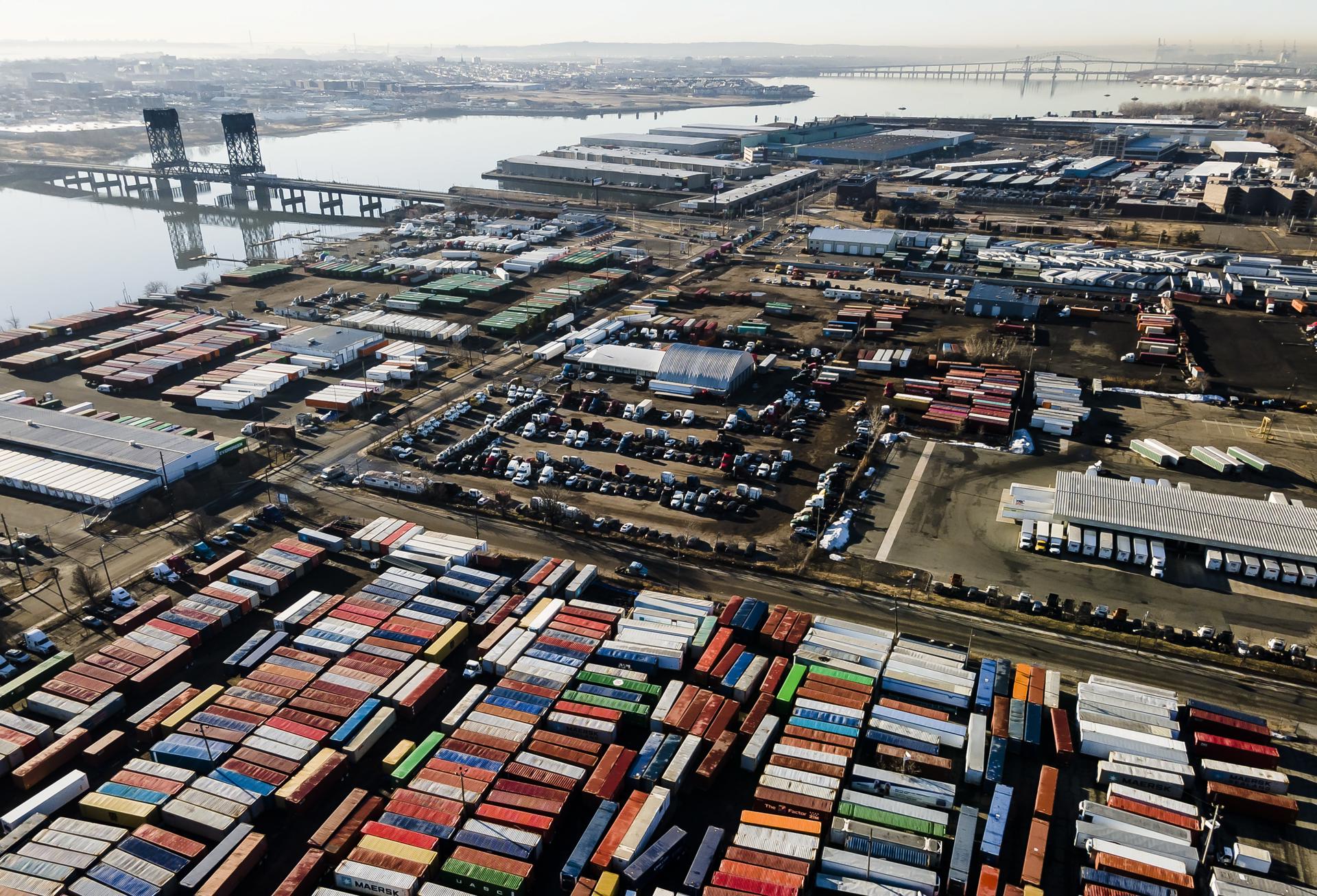 Vista de un puerto comercial en South Kearny, Nueva Jersey, en una fotografía de archivo. EFE/Justin Lane