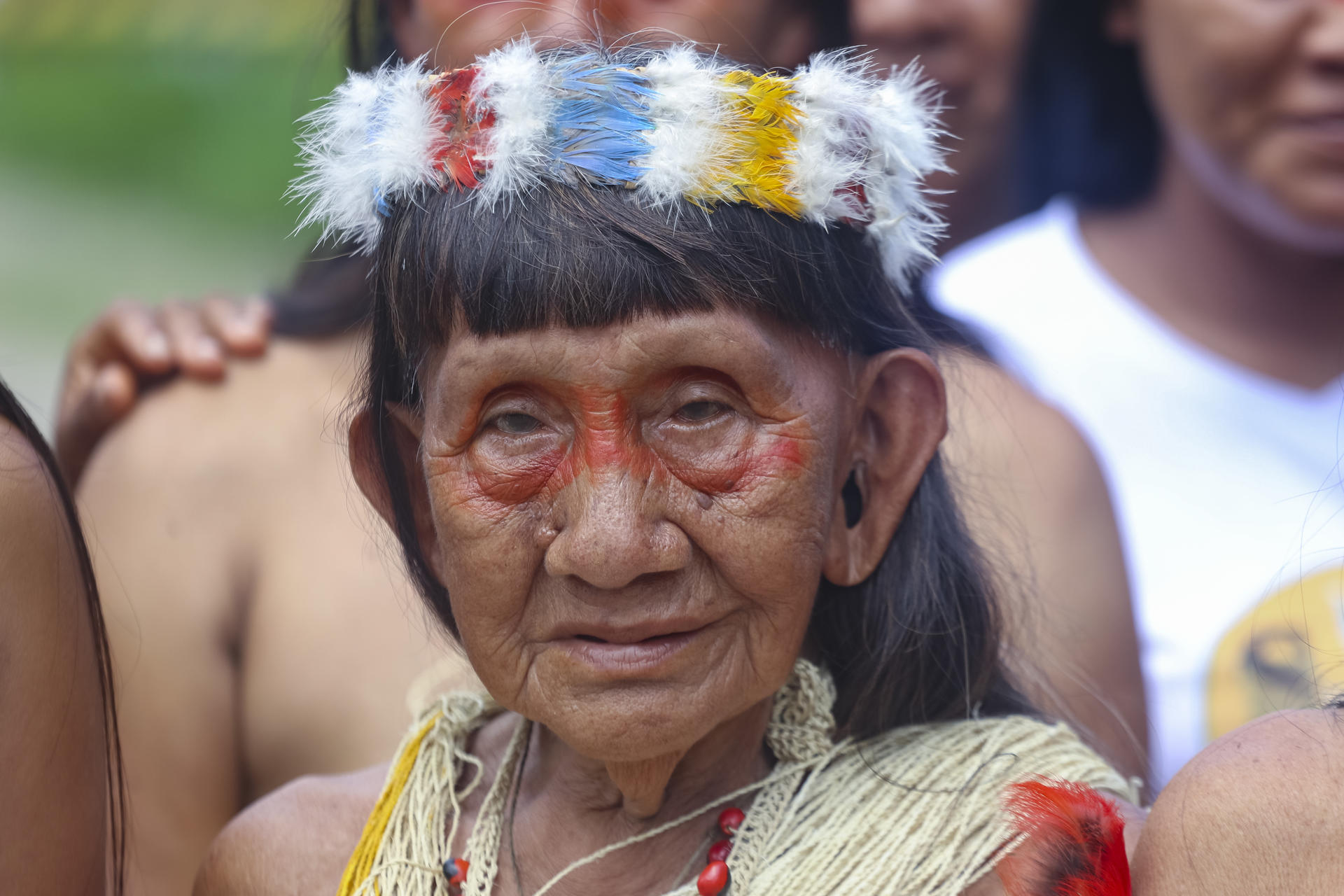 Una indígena waorani de la comunidad nativa de Dícaro, es vista mientras se manifiesta junto a un campo petrolero, el 16 de enero de 2023 en el en el Bloque 16 del Parque Nacional Yasuní, en la provincia de Orellana (Ecuador). EFE/Iván Izurieta