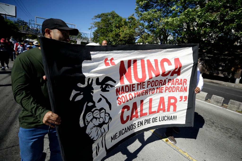 Salvadoreños marchan con motivo de un nuevo aniversario de la firma de los Acuerdos de Paz hoy, en la plaza Gerardo Barrios, en San Salvador (El Salvador). EFE/Rodrigo Sura
