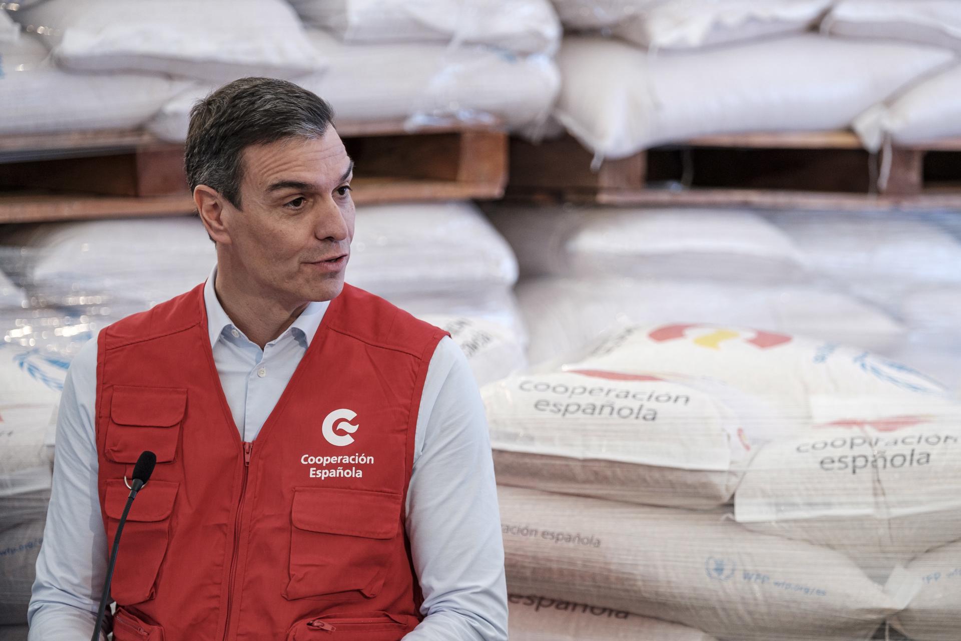 El presidente del Gobierno, Pedro Sánchez, ha visitado en Las Palmas de Gran Canaria la base logística del Programa Mundial de Alimentos de Naciones Unidas que atiende las emergencias humanitarias en África, acompañado de los ministros de Asuntos Exteriores, José Manuel Albares, y de Sanidad, Carolina Darias, y el presidente de Canarias, Ángel Víctor Torres. EFE/Ángel Medina G.