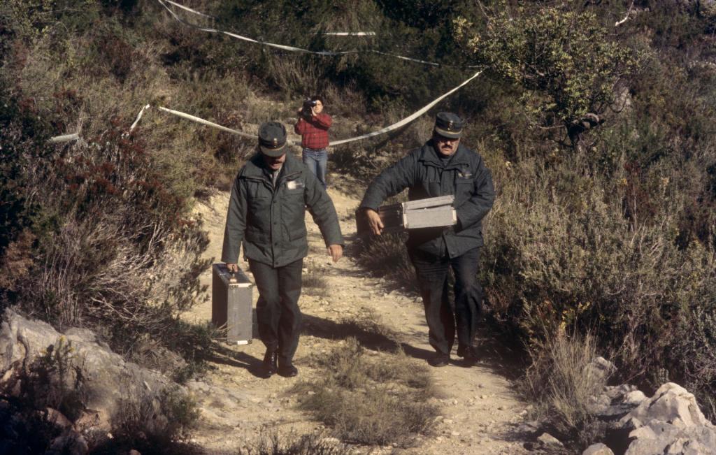 Miembros de la Guardia Civil recogen los restos encontrados junto a la fosa excavada en un paraje montañoso del término municipal de Tous, donde fueron recuperados los cadáveres de las tres niñas, Míriam, Desirée y Toñi, que desaparecieron en Alcácer el 13 de noviembre en 1992, en una imagen del 28 de enero de 1993. EFE/ J.C. Cárdenas/Archivo
