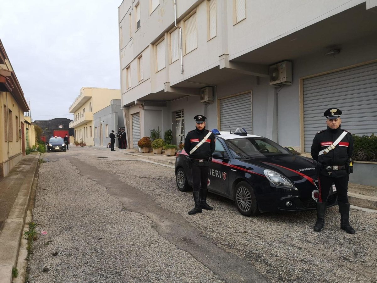 Agentes de la policía italiana ante la casa donde se escondía el jefe de la Casa Nostra, Matteo Messina Denaro.