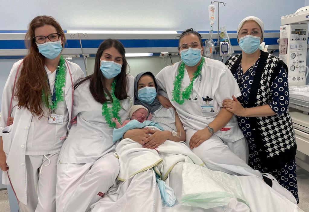 Zakaria, el primer bebé nacido en 2023 en Cataluña, en el  Hospital de Palamós (Girona). EFE
