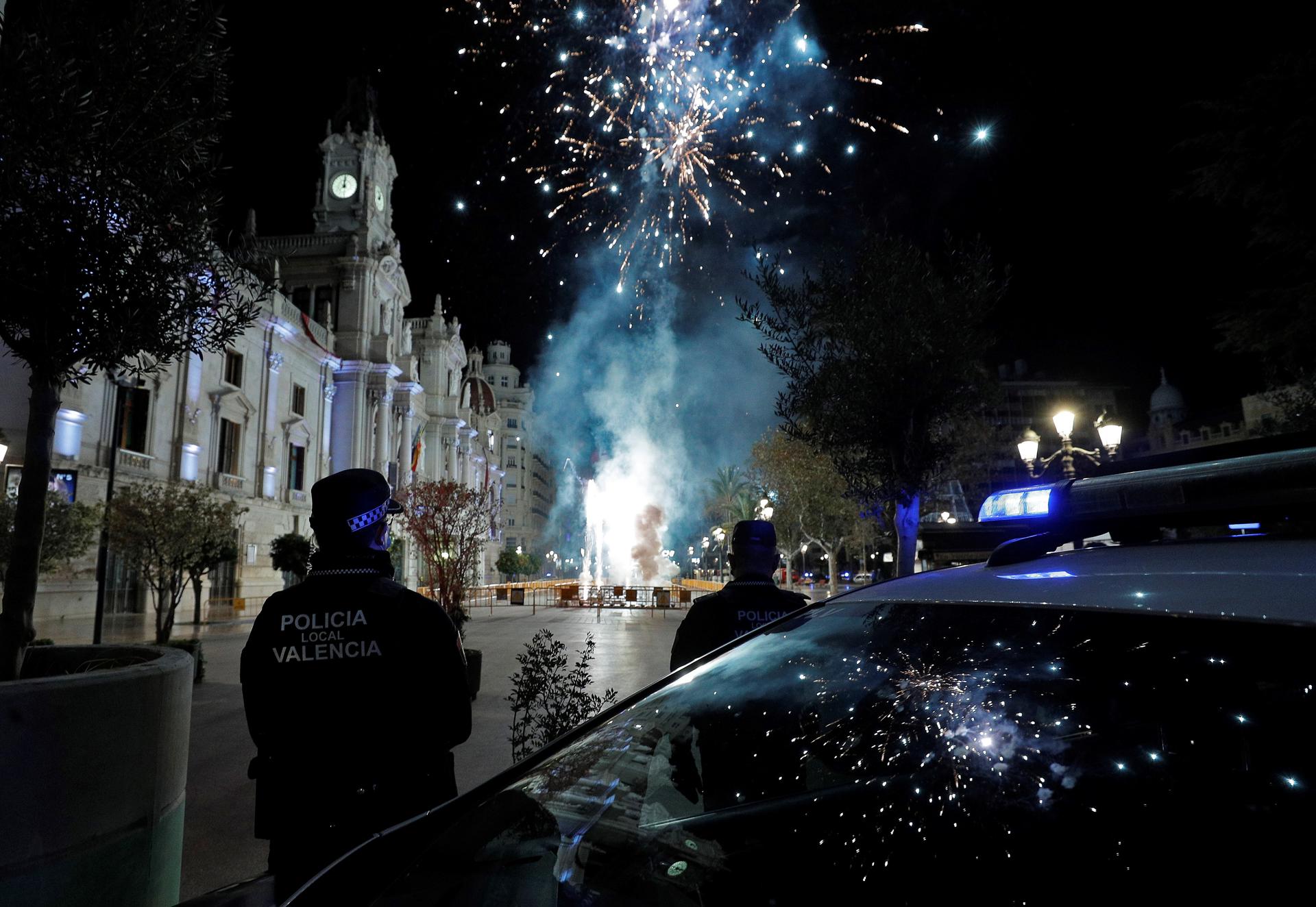 Agentes de la Policía Local ha vigilado la plaza del Ayuntamiento de Valencia. Archivo/ EFE/Manuel Bruque