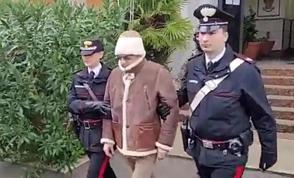 El jefe de la mafia Matteo Messina Denaro tras ser arrestado en Palermo, Sicilia, por los Carabinieri. 