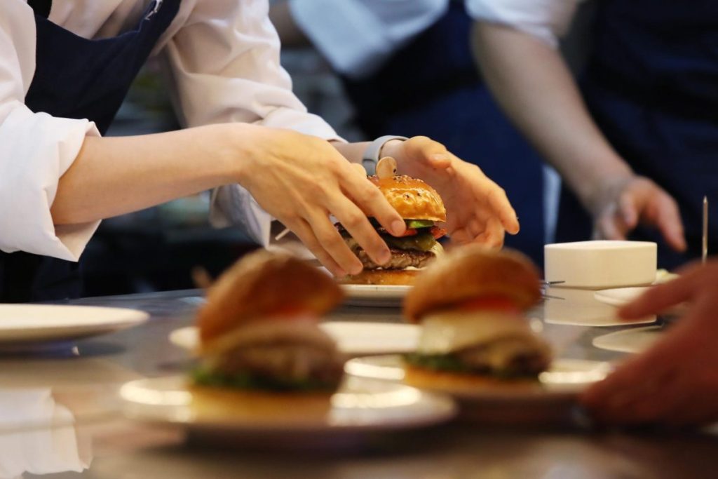 Un empleado se prepara para servir una hamburguesa en Gordon Ramsay Burger en Seúl, Corea del Sur.