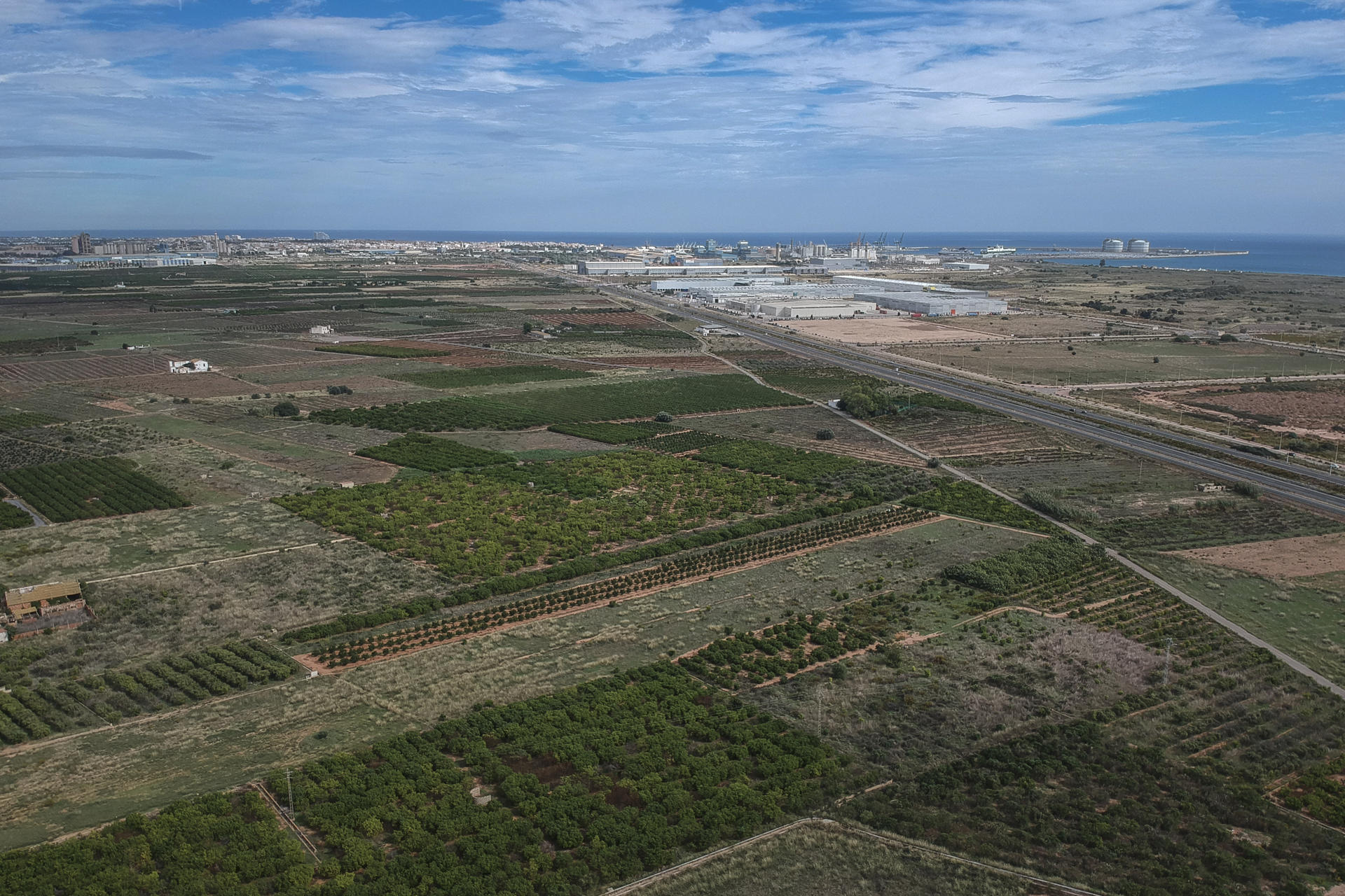 Vista aérea de los terrenos de Parc Sagunt II donde está prevista la instalación de la fábrica de baterias de Volskwagen. EFE/Biel Aliño